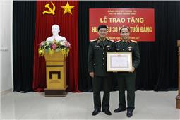 Chi bộ Báo Quân khu - Đảng bộ Cục Chính trị: Trao Huy hiệu 30 năm tuổi Đảng